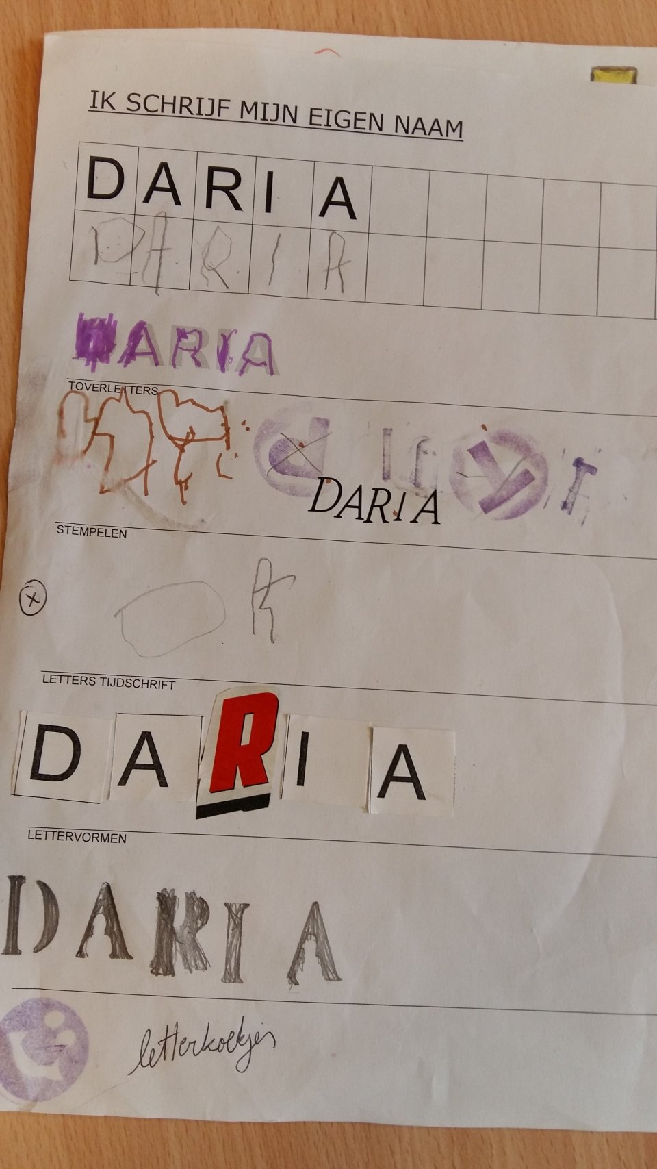 Vragen aan het kind om iets te schrijven